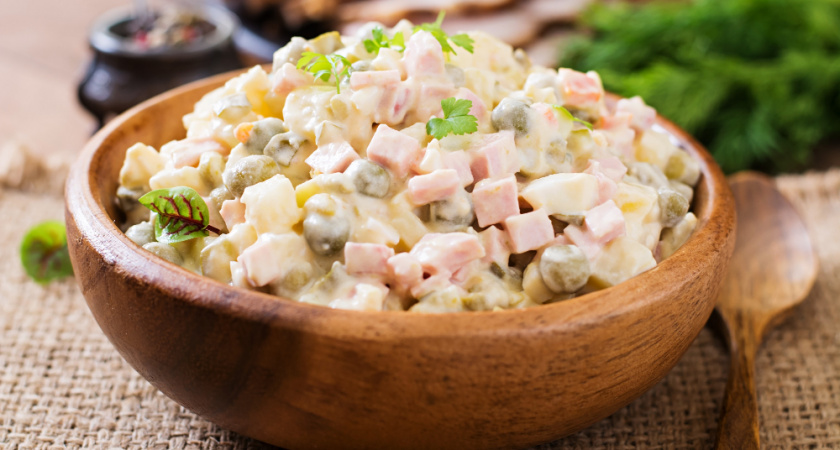 Не колбаса и не говядина: что умные хозяйки добавляют в оливье вместо традиционных ингредиентов - очень вкусно 