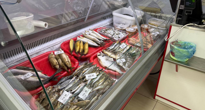 Теперь никакого маринада: соль, сахар, специи, завернула в пищевую пленку и вкуснейшая скумбрия готова