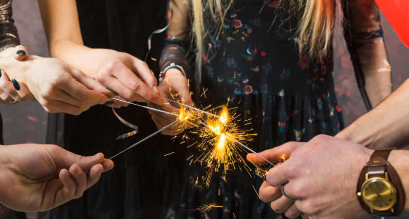 Под бой курантов и с надеждой: как россияне встречали Новый год и о чём мечтали