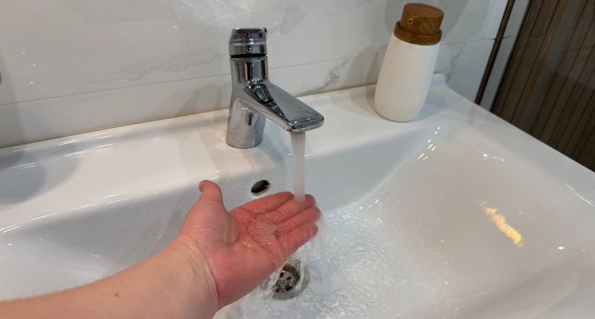 Заливаю в раковину – и засор вылетает моментально: простой трюк без капли химии