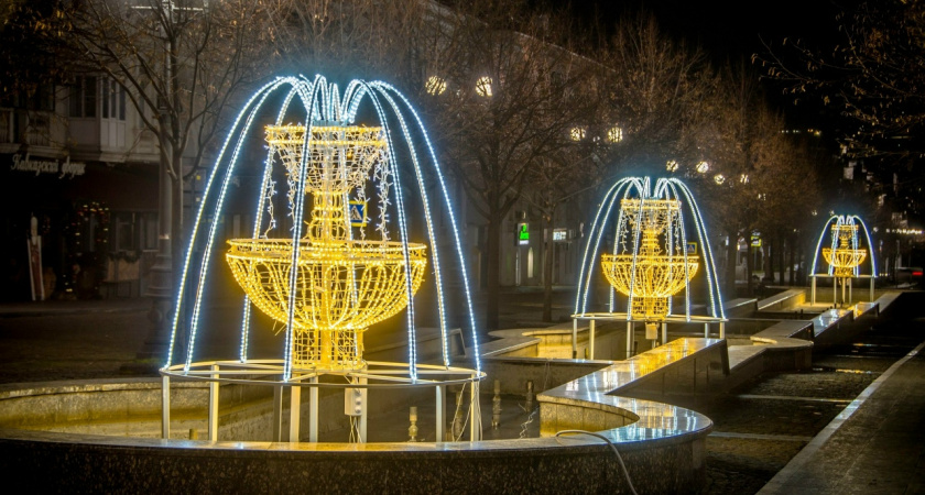 Новороссийск начинает сиять новогодними огнями: город украшают к празднику 