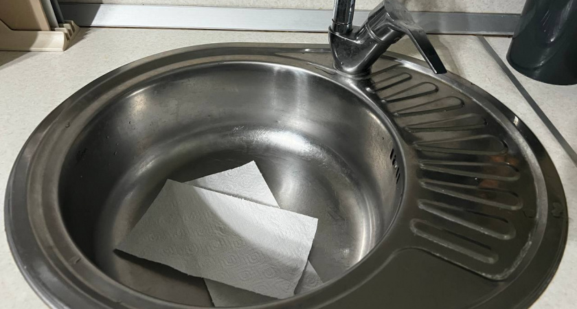 Уезжая из дома в отпуск, всегда кидаю лист бумаги в раковину и не спускаю воду в унитазе - причина