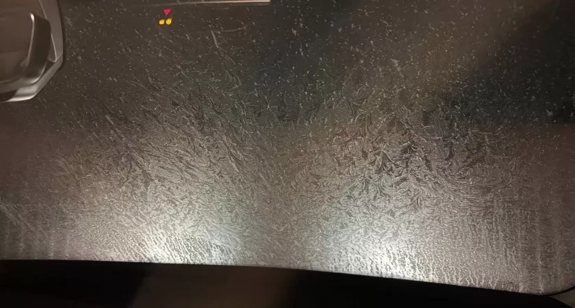 Всего 1 хитрость — и лед со стекол больше не скребу: лайфхак от опытного инструктора 