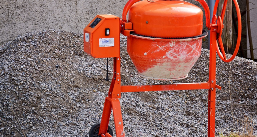 Наливать воду в цемент или сыпать цемент в воду: 1 серьёзная ошибка — и фундамент даст трещины