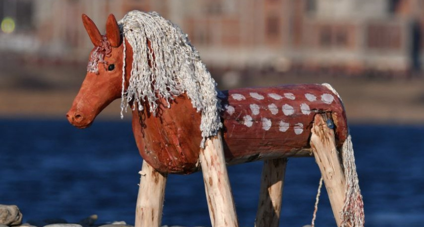 На мыс Суджук в Новороссийске прискакала Красная Огненная Лошадь 