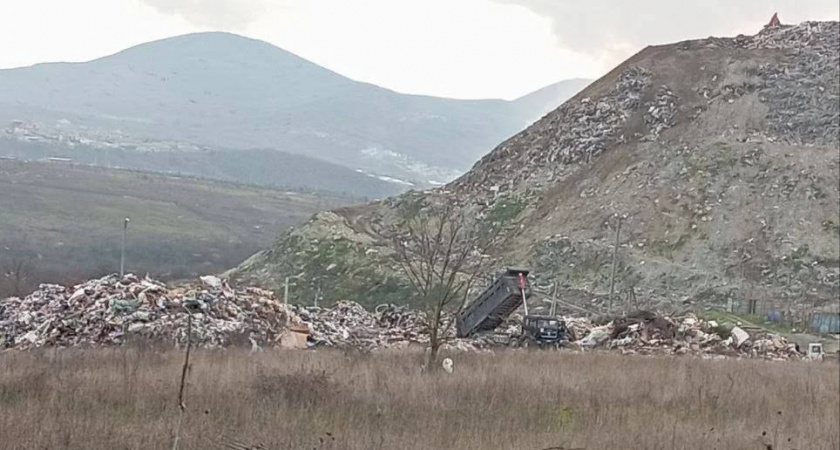 В Новороссийске мусор складируют рядом с горящим полигоном 