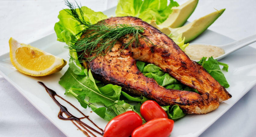 Жарим рыбу без брызг и вони на всю квартиру: 7 рабочих способов для идеально чистой сковороды