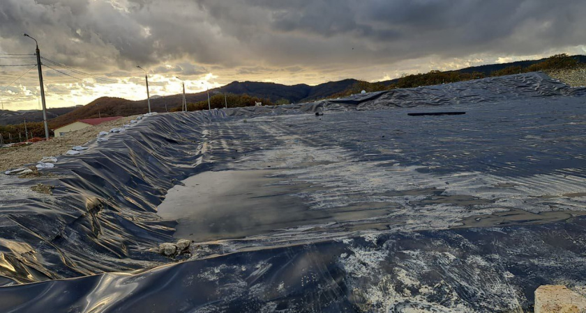 Пока на полигоне в Новороссийске тушат пожар, мусор складируют на площадке временного накопления - в зоне будущего участка утилизации