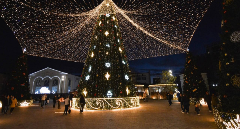 Новороссийцы едут за новогодним настроением в Анапу и Геленджик: как украшены курорты 