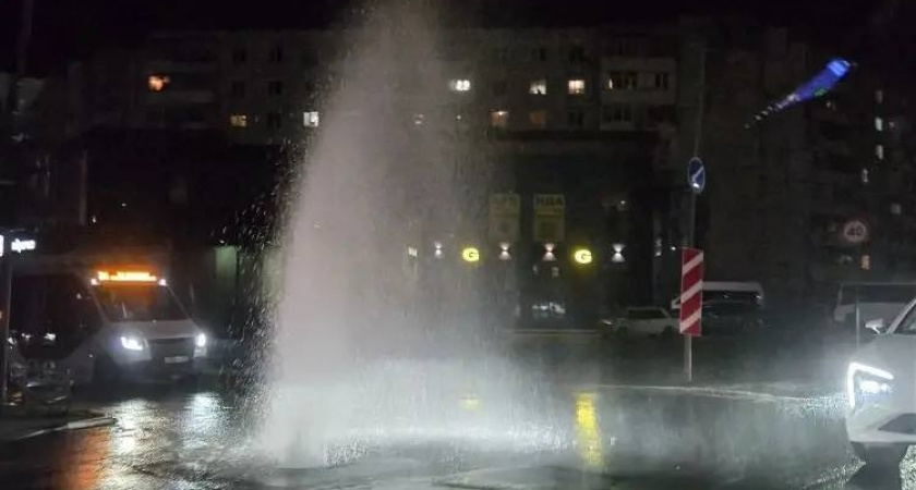 В Новороссийске открылся «новогодний фонтан» и «ледяные горки»: очередная коммунальная авария произошла в Центральном районе города 