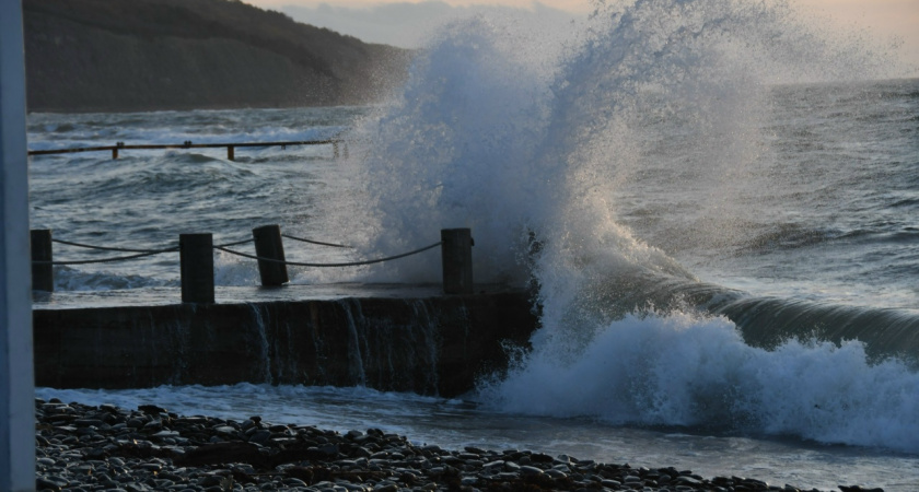 Ураган и волны высотой с дом: на Черноморское побережье обрушится мощный шторм 