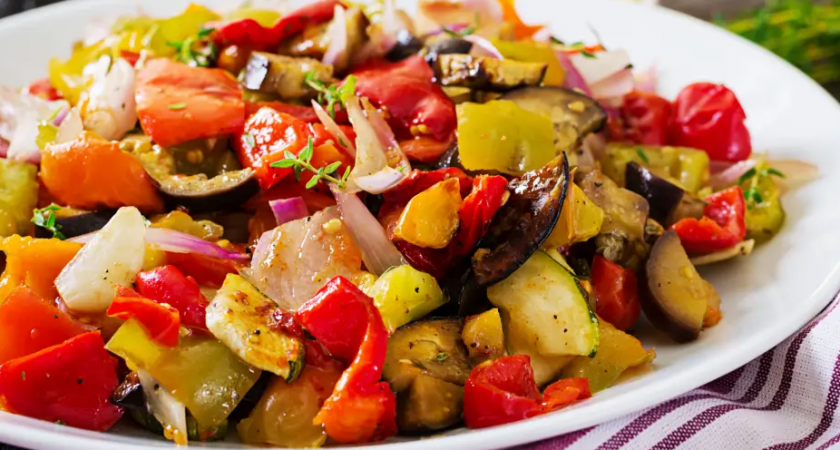 Горячий новогодний салат за 20 минут: яркие овощи с карамельной корочкой 