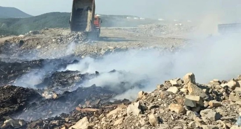 Порывы ветра мешают потушить пожар на новороссийской свалке