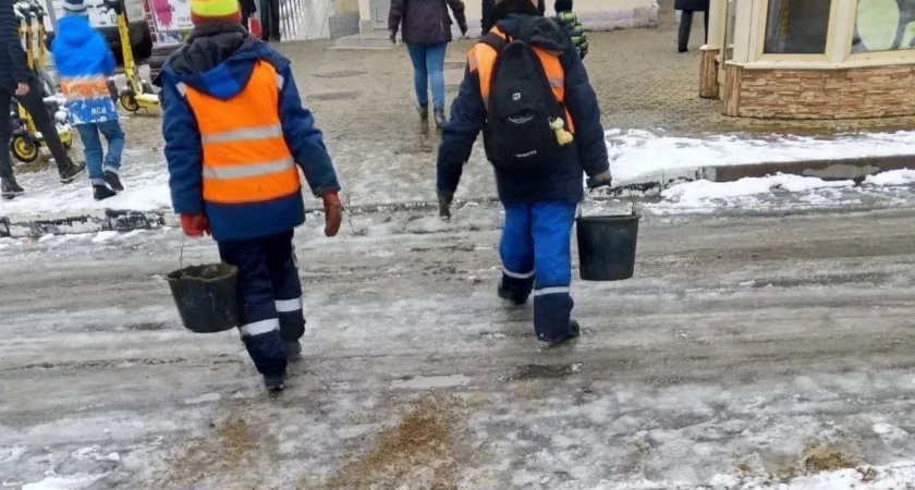 Новороссийск в снежном плену: 18 машин и коммунальщики вышли на борьбу с гололёдом