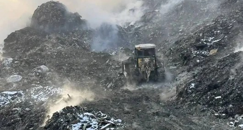 Полигон под контролем: в Новороссийске продолжают засыпать тлеющие очаги грунтом