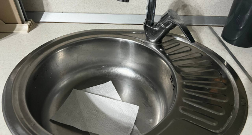 Уезжая в отпуск, оставляю бумагу в раковине и воду в унитазе: как такие действия спасают от серьёзных проблем 