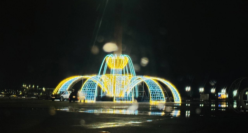 На улицах Новороссийска появились праздничные украшения за 13 миллионов рублей: фото новых арт-объектов 