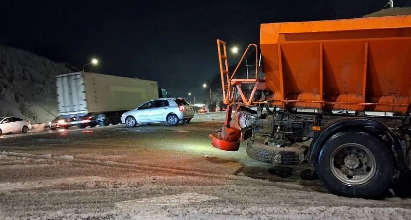 Никакой летней резины! На дорогах Новороссийска гололед  