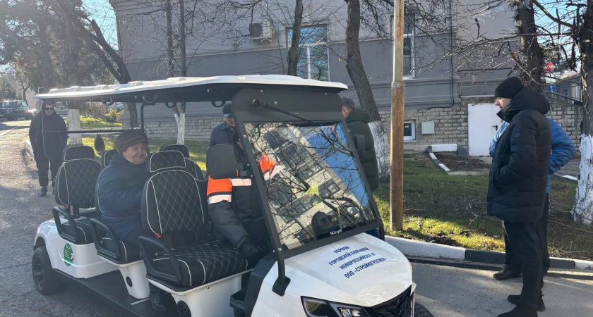 Автопарк больницы № 1 в Новороссийске пополнился еще одним электрокаром для пациентов 