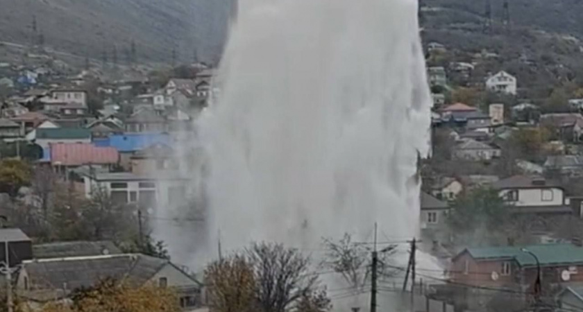 В Новороссийске на улице Пограничной снова забил фонтан высотою с дом: бригада устраняла утечку всю ночь – работы продолжаются 