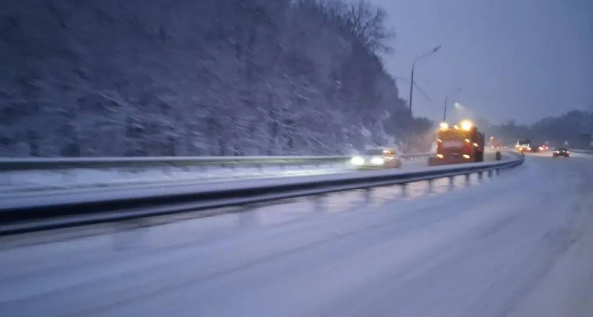 В снежном плену: коммунальные службы Новороссийска работают в усиленном режиме