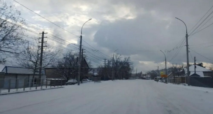 Новороссийск утонул в снегу - дороги стали настоящим испытанием