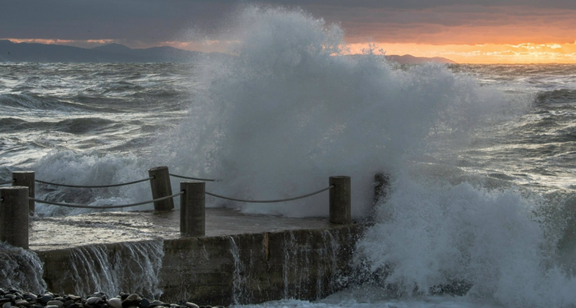 Море пенится и бурлит: 10 завораживающих фото штормящего моря в Новороссийске 