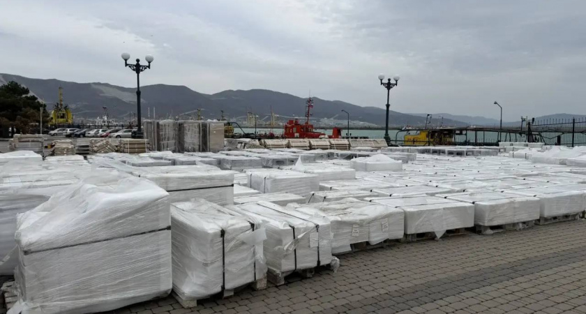 На набережной Новороссийска обновят скамейки и урны