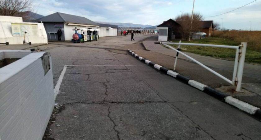 В Новороссийске неизвестные сломали шлагбаум на пляже «Суджукская коса» 