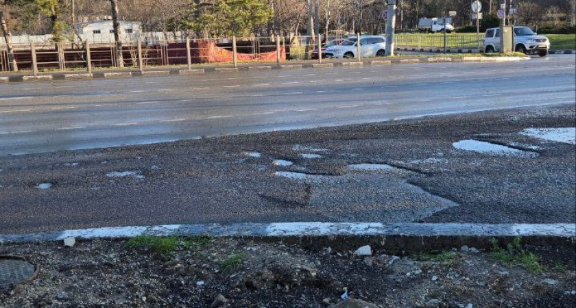  Ремонта хватило на месяц: дорога на перекрестке Анапского шоссе и улицы Тобольской снова испещрена ямами 