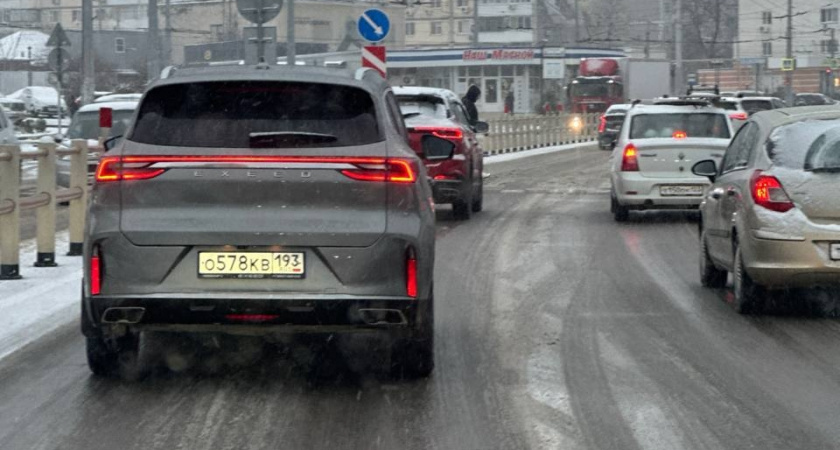 Внимание, скользкие дороги! Водителей Новороссийска просят воздержаться от поездок на летней резине