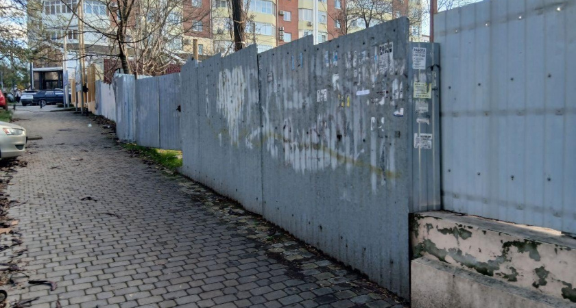 Новые правила благоустройства Новороссийска запрещают глухие заборы во дворах 