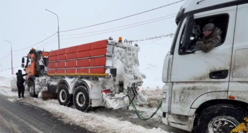 Беспомощный на обочине 7 часов: калужские полицейские спасли день дальнобойщика