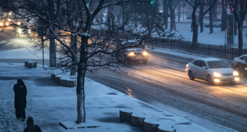 Дороги Новороссийска сковал гололед: спецтехника работает круглосуточно, но не справляется 
