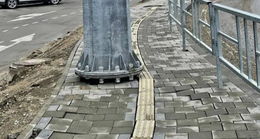 В Южном районе Новороссийска тактильная плитка для слабовидящих людей упирается в столб 
