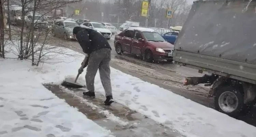 Нештатная ситуация: более 150 специалистов администрации и 50 единиц техники борются с гололедом в Новороссийске 