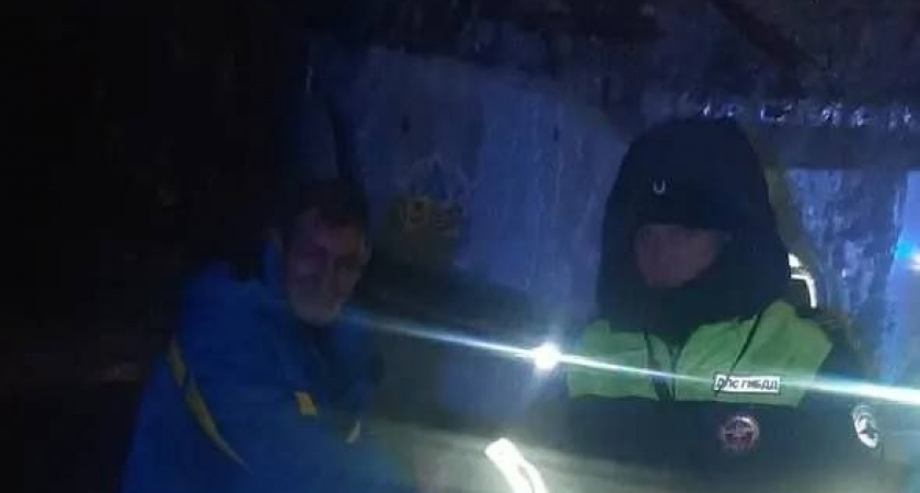 Инспекторы ДПС в Новороссийске помогли водителю, оставшемуся на морозе в тапочках, попасть в заблокированную кабину грузовика