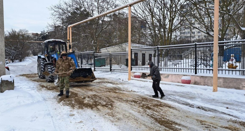 Неравнодушные родители просят у властей песок, чтобы самостоятельно посыпать подходные пути к школам и детским садам в Новороссийске