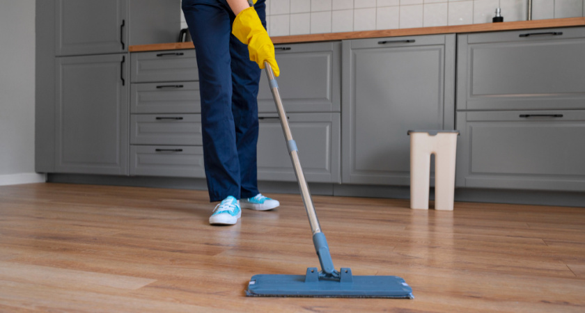 Мою полы 1 аптечным средством и все блестит до 2 недель: 1 лайфхак из СССР снова в деле  