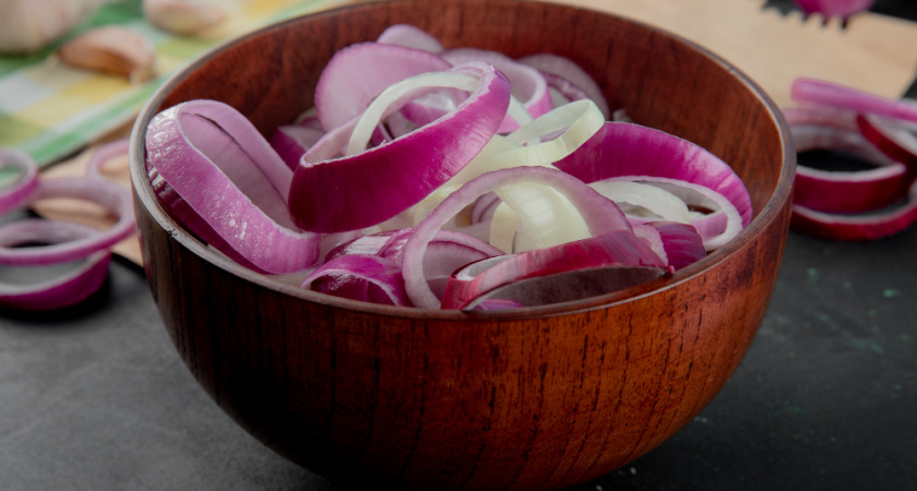 Мариную лук без уксуса: рецепт прямиком из Адлера - со стола сметают быстрее шашлыка 