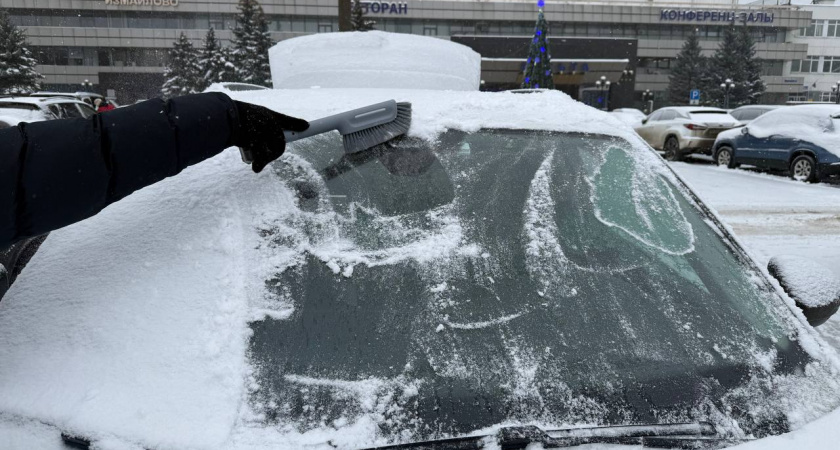 Хитрость с пакетом — щетки к стеклу не примерзают и снег сметать не надо: зимняя хитрость для водителей 
