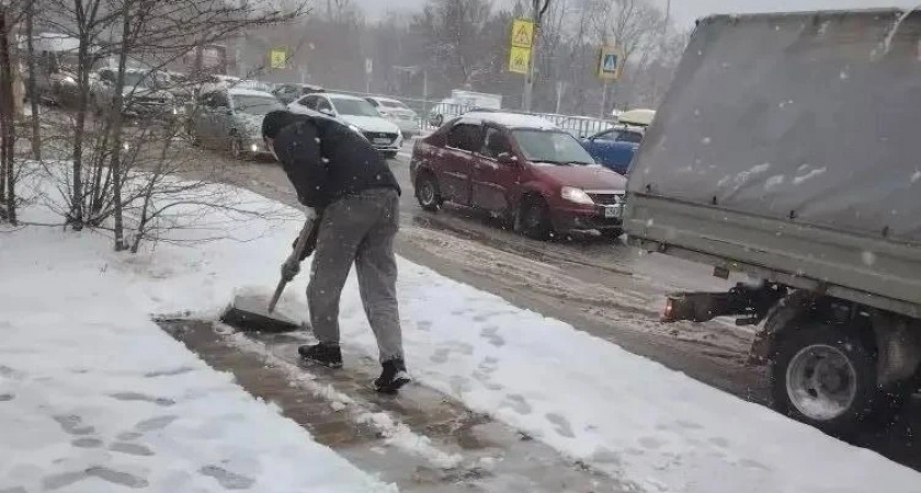 Более 1500 человек и 85 единиц техники борются со снегом и льдом в Новороссийске