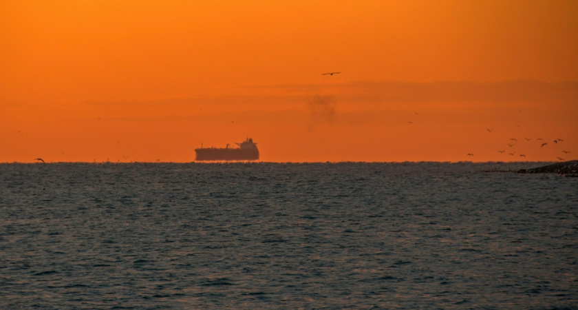 Летучий корабль: фотограф снял, как судно парит над морем в Новороссийске  