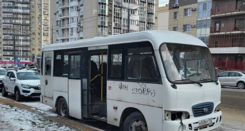 «Притон на колесах»: новороссийцы просят убрать с улицы Южной брошенный автобус 