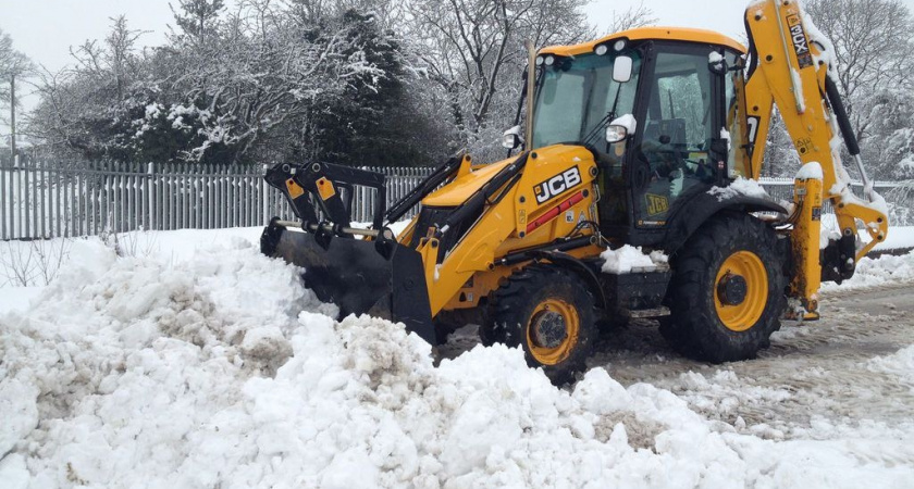 Снежный вызов: 23 единицы спецтехники расчищают дороги в Новороссийске, предпринимателей приглашают помочь 