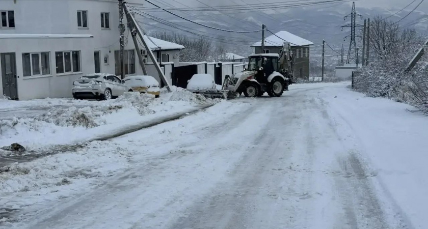 «Обеспечить присутствие техники одновременно на всех улицах физически невозможно»: работы по очистке снега в Новороссийске ведутся поэтапно 