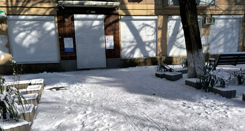 «Сплошной лед!»: новороссийцы жалуются, что улицы и тротуары превратились в каток – невозможно не ходить, не ездить 