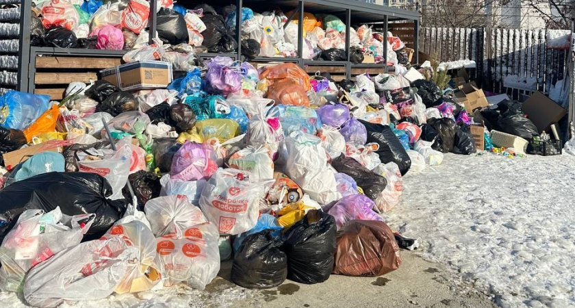 В Новороссийске из-за гололеда начался мусорный коллапс: техника не может заехать в нерасчищенные дворы 