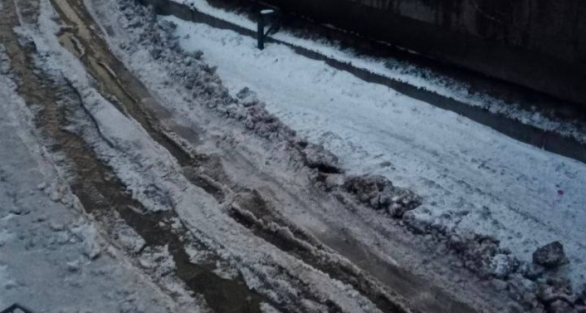 «Наглый обман!»: жители Шесхариса ползут на карачках, чтобы самостоятельно посыпать улицы, но не находят обещанный администрацией песок  