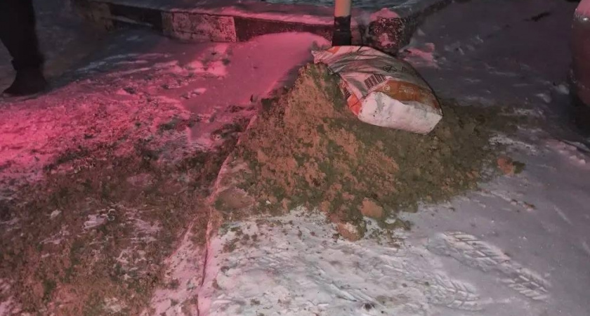 Отчитались раньше, чем сделали: в Восточный район Новороссийска сегодня утром завезли пескосоляную смесь, чтобы жители сами посыпали дороги 